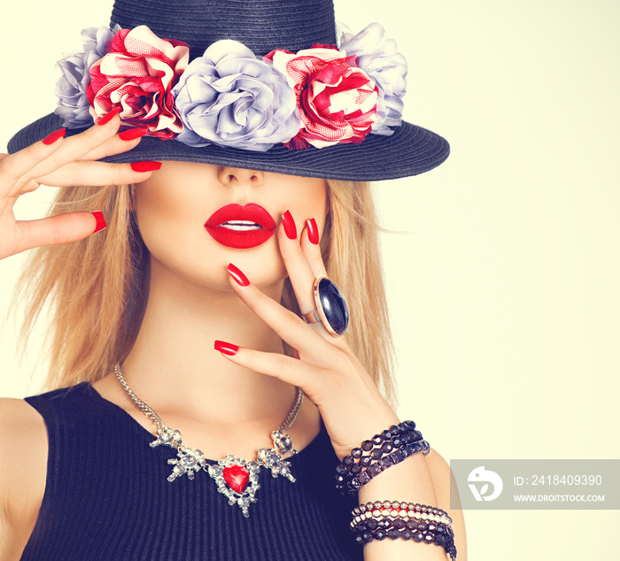 美丽的性感女人红唇和指甲在现代黑帽子
