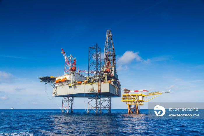 石油和天然气钻井平台在远程井口平台上工作，完成石油和天然气生产井b