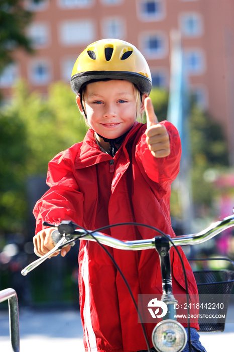 金发美女Junge mit Fahrradhelm