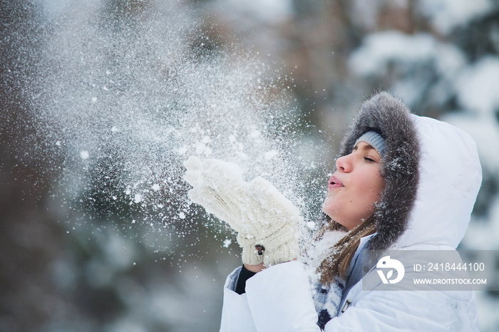 美丽的女人在吹雪