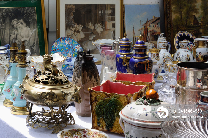 brocante : barbotine, argenterie, cristal, tableaux