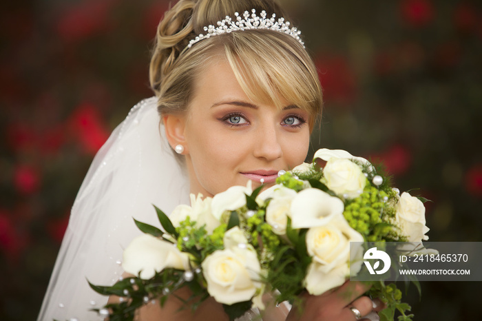 Braut Portrait mit Brautstrauß und Accessories