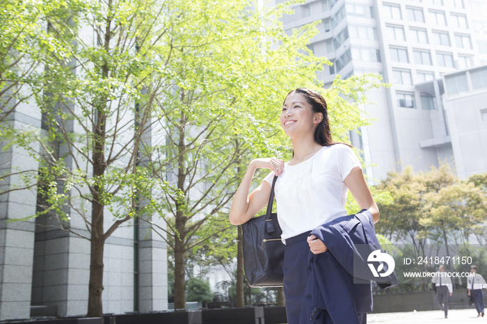 微笑的女性商务夏季印象