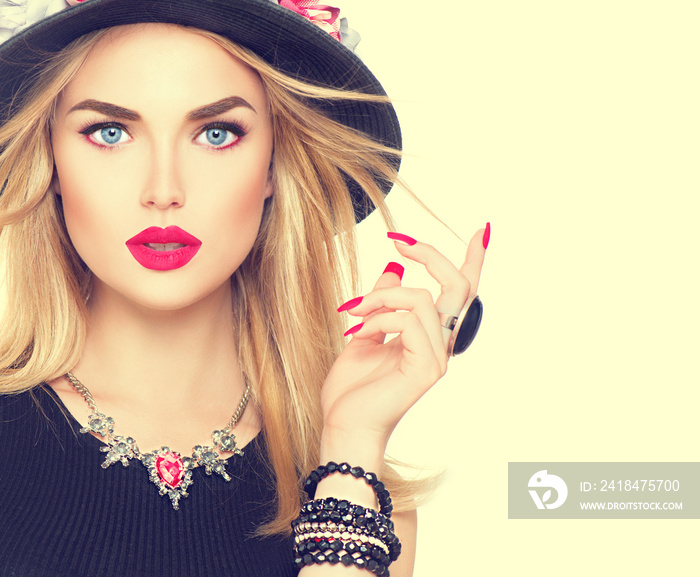 美丽性感的金发女人红唇和现代黑帽子美甲