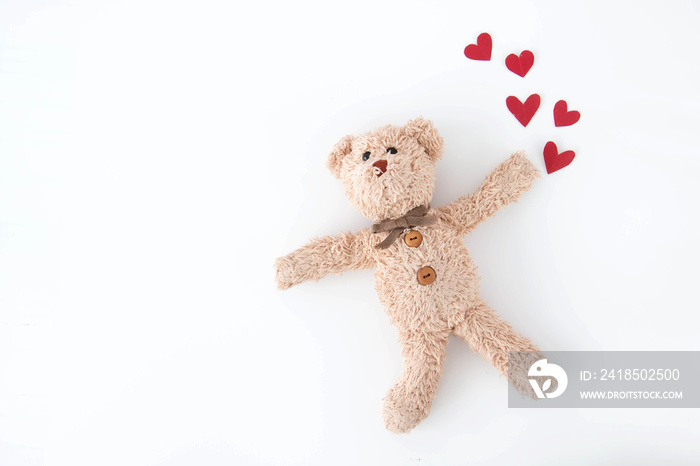 这只可爱的小泰迪熊在情人节非常开心，有很多颗心。