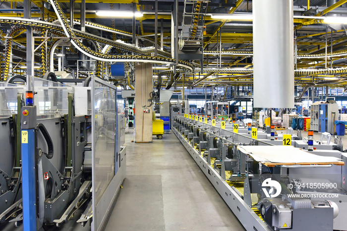 Interieur mit modernen Maschinen in einer Großdruckerei - High Tech Technologie // Interior with mod