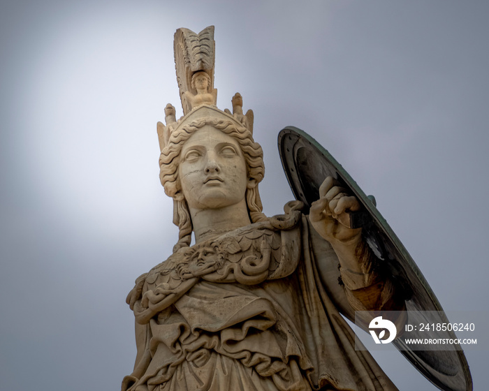 希腊雅典，乌云密布的天空下的古希腊知识和智慧女神