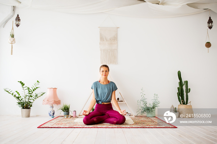 正念、灵性和健康的生活方式概念——女性在瑜伽课上以莲花姿势冥想