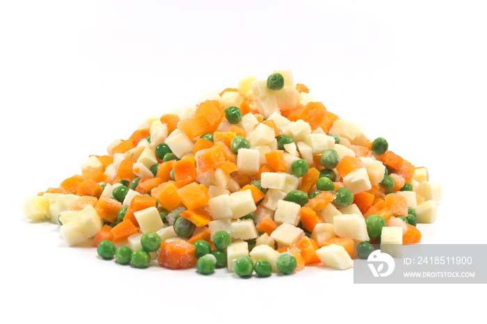用于俄罗斯沙拉的生冷冻蔬菜在白色上隔离