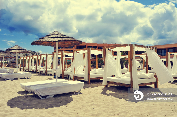 西班牙伊维萨岛海滩俱乐部的床和日光躺椅