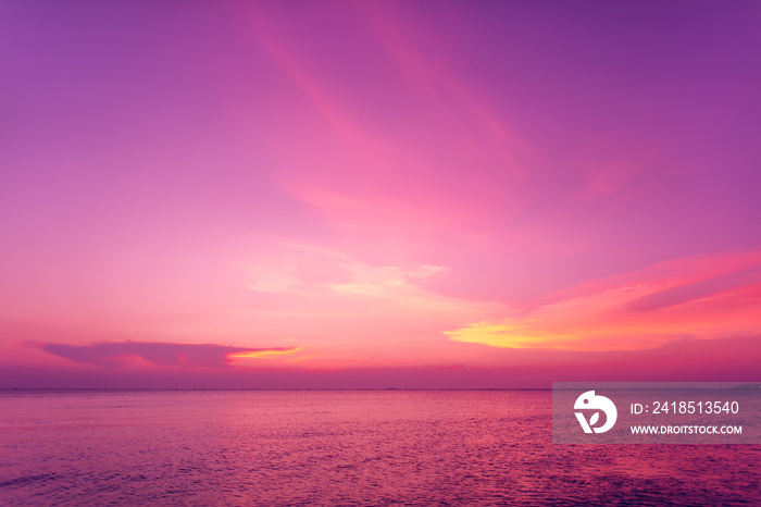 日落时美丽的风景海滩、大海和紫色的天空，包括s的黄昏期