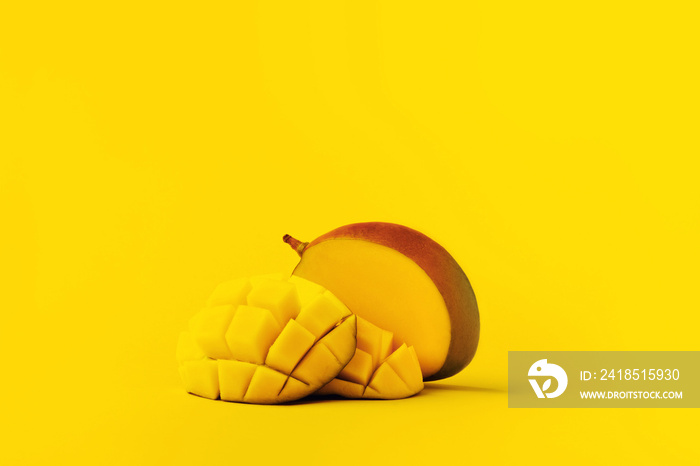 芒果水果，黄色背景上有芒果切片方块，有文字空格。