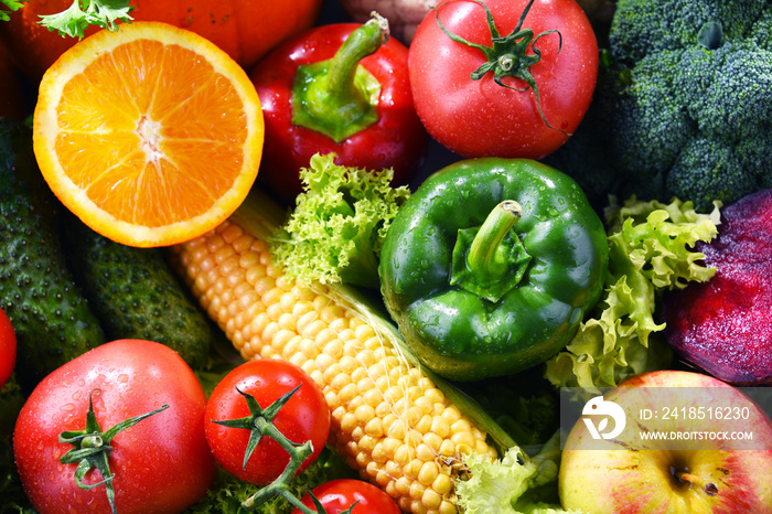 含有多种新鲜有机蔬菜和水果的成分