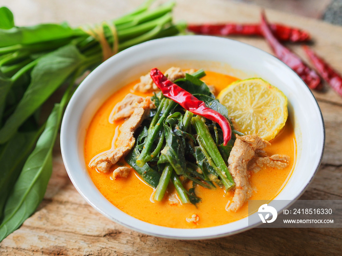 牵牛花蔬菜咖喱配猪肉，装在白色碗里，是泰国的传统食物。