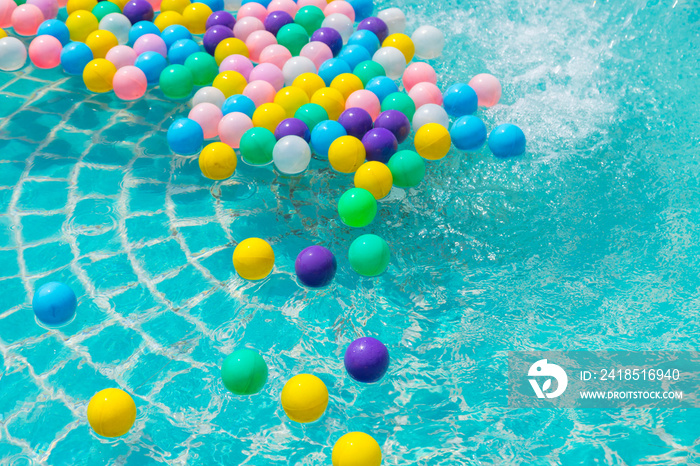游泳池里的彩色球