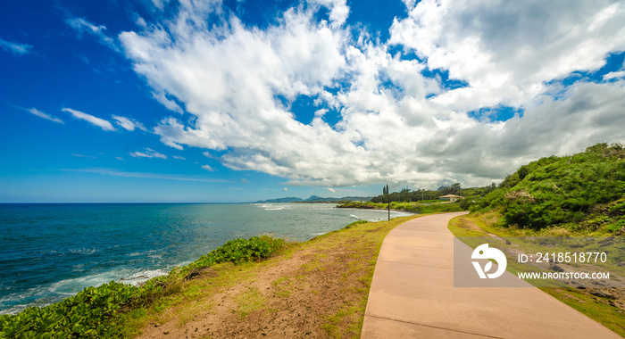 美国夏威夷考艾岛海滩上铺设的徒步小径和自行车道