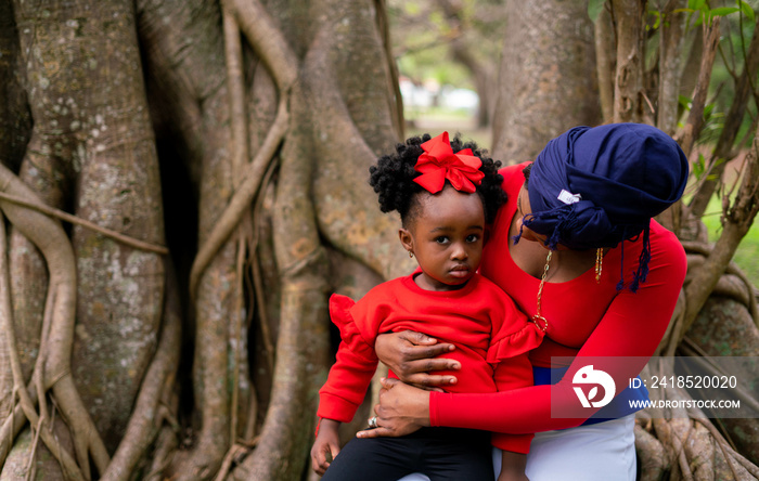 女人和她的女儿一起坐在树上