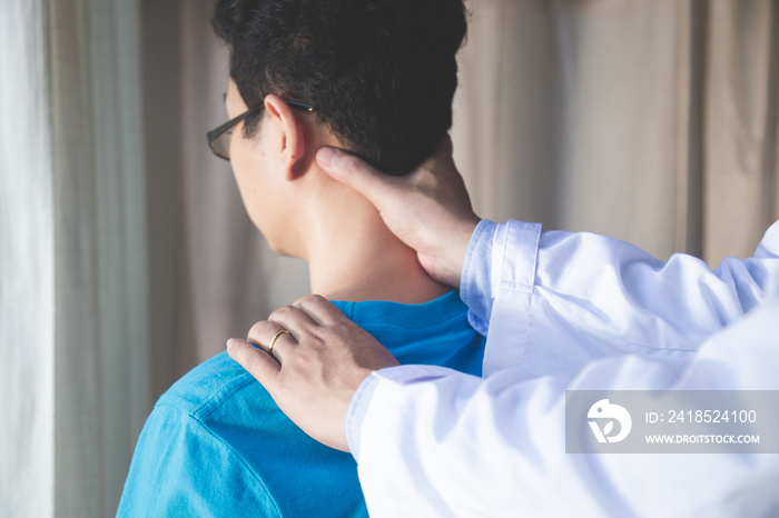 一名男子的侧视特写，医生用手检查颈部骨骼，男子颈部疼痛，肩部疼痛。