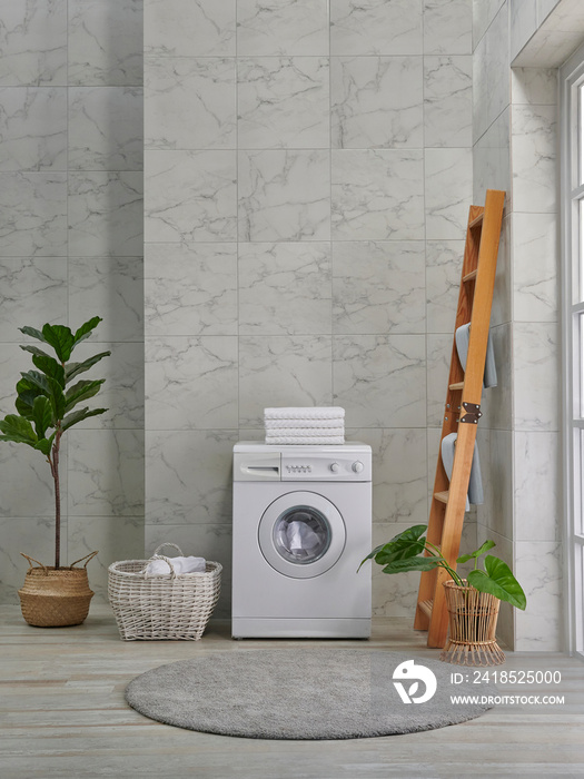 浴室里的洗衣机装饰风格，植物花瓶，镜子和木楼梯，毛巾