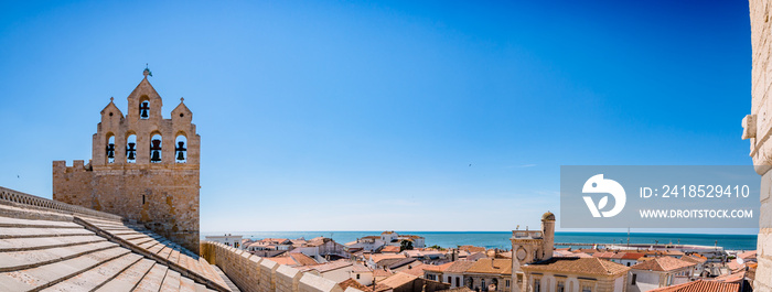 Panorama des Saintes-Maries-de-la-Mer vu du haut de léglise fortifiée Notre-Dame-de-la-Mer