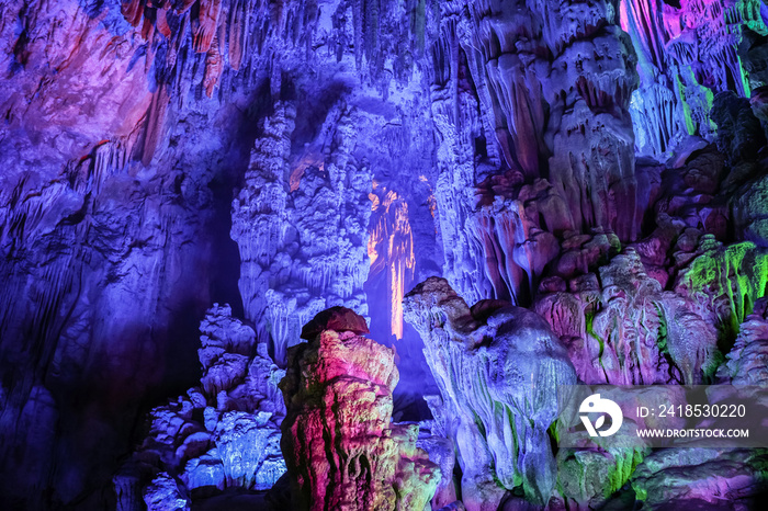 芦笛洞内，中国广西桂林一个美丽的天然石灰岩洞穴
