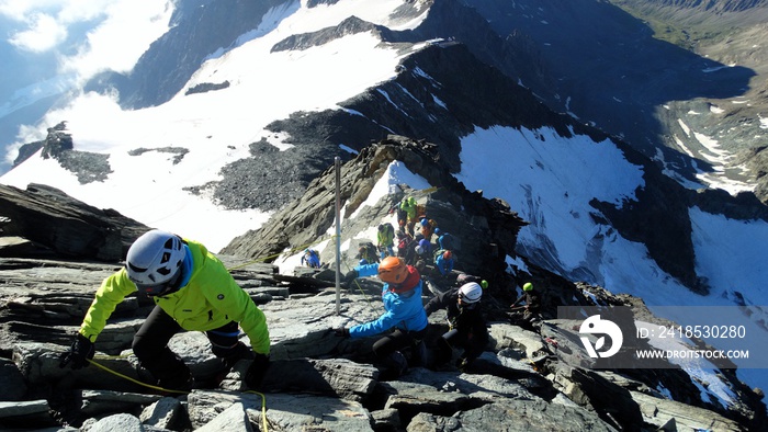 奥地利格罗斯格罗克纳阿尔卑斯山最高峰。登山者。通往山顶的道路。第
1706604033,鸟巢中的多色复活节彩蛋特写。复活节背景