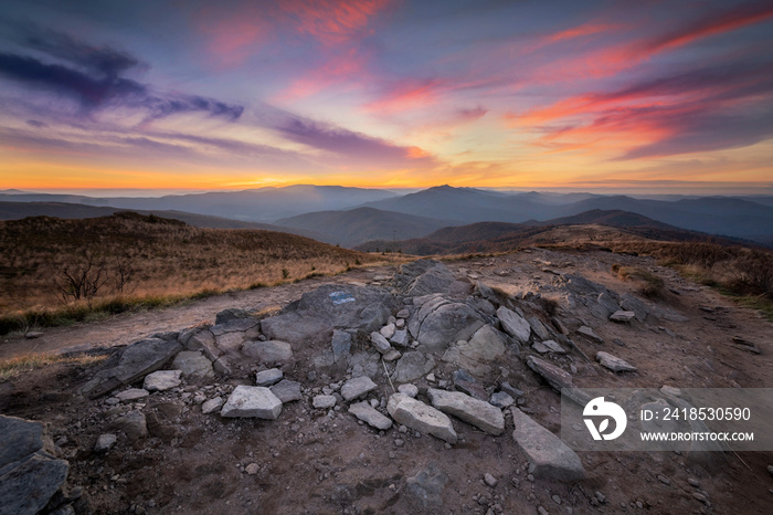 日落时美丽的山脉景观-波兰的Bieszczady