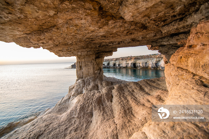 地中海塞塞浦路斯岛Ayia Napa和Protaras附近的Greko角国家公园的海洞