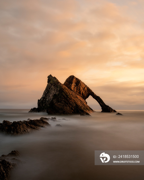 Bow Fiddle岩位于美丽的苏格兰北海岸。照片拍摄于日出时。