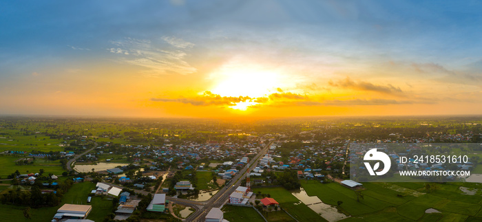 全景俯视泰国村庄上空的无人机航拍照片。俯视美丽的日落。