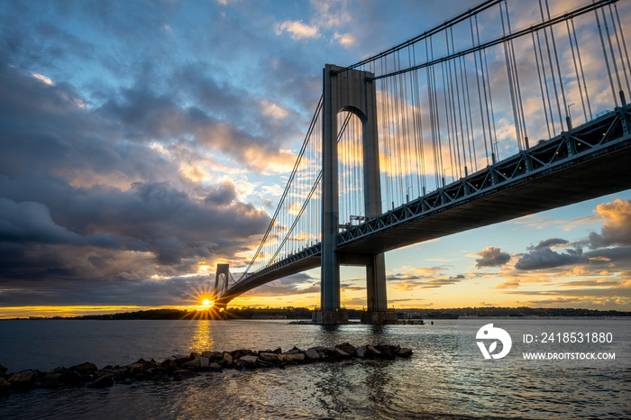 The beautiful shot of the Brooklyn bridge at sunrise