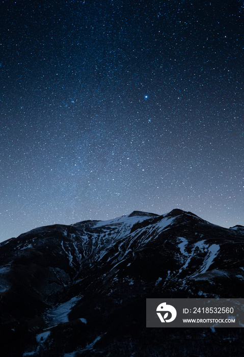 冬季雪山上布满星星的夜空