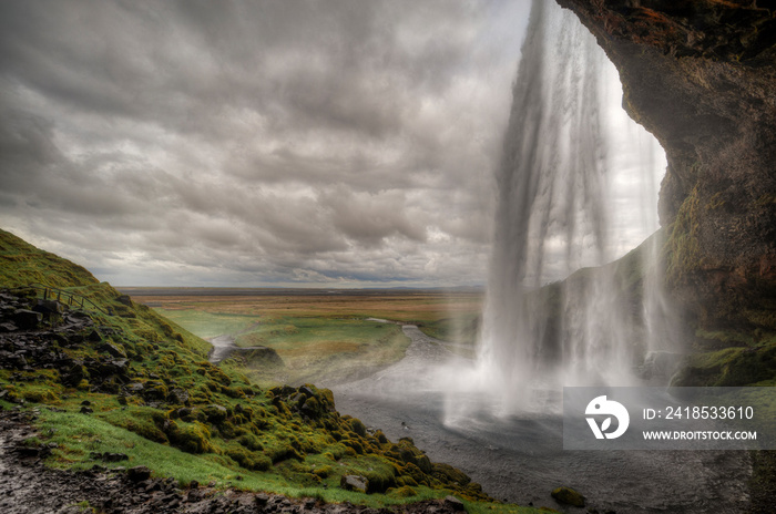 Seljalandsfoss-Seljalandsfoss位于冰岛南部地区，就在1号公路附近。