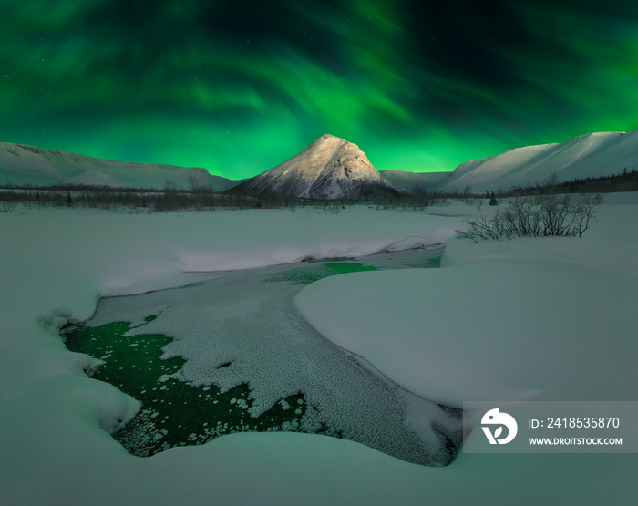 冬季夜景，北极地区的自然风光，热门旅游目的地。