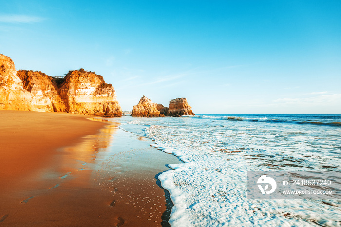 美丽的海洋景观，葡萄牙海岸，阿尔加维，沙滩上的岩石，一个受欢迎的d
