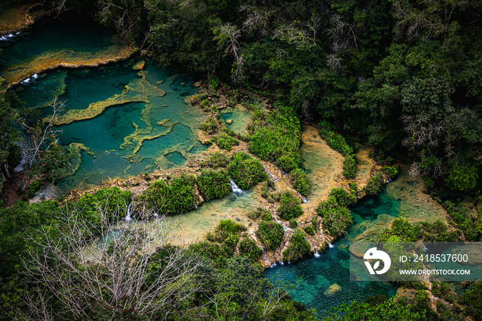 Semuc Champey，危地马拉上维拉帕斯省卡哈邦河上的石灰岩水池。