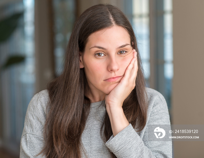 年轻漂亮的女人在家里想着自己看起来很累，对抑郁症感到无聊