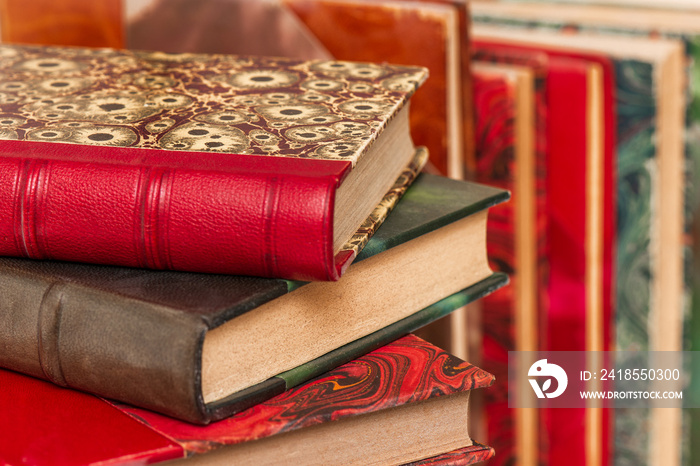 Pile de vieux livres avec des reliures anciennes