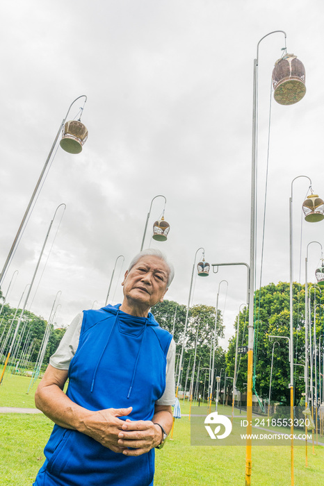 一位活跃的老年鸟类收藏家