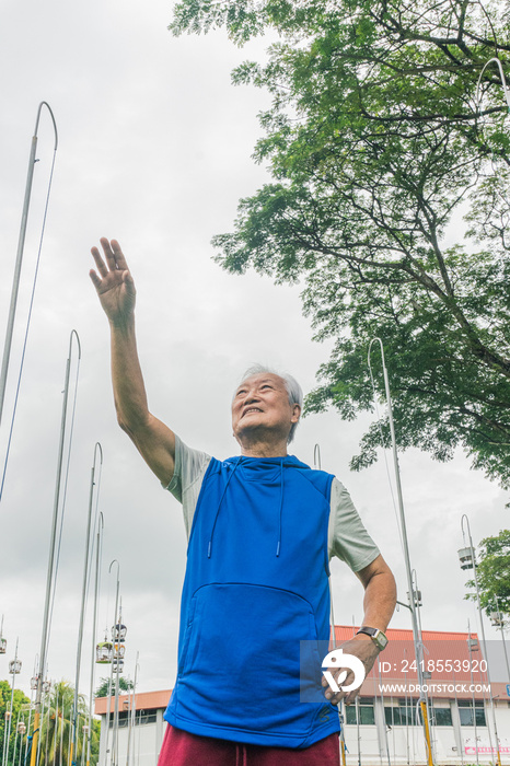 一位活跃的老年人，是一位鸟类收藏家