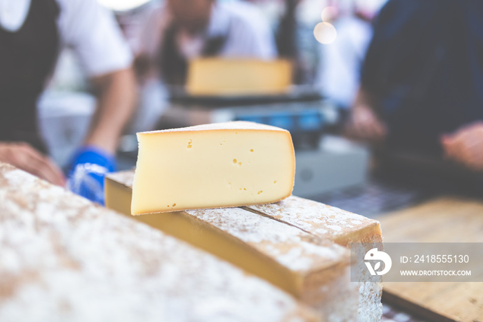 市场摊位上手工制作的当地传统奶酪。