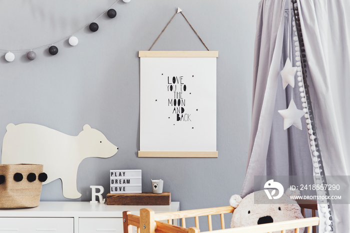 时尚可爱的斯堪的纳维亚新生儿房装饰，配有模型海报和白色设计家具