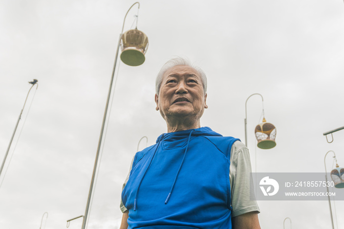 一位活跃的老年鸟类收藏家