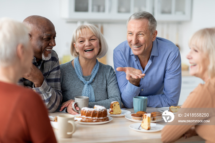 多种族的快乐老年人用蛋糕喝茶