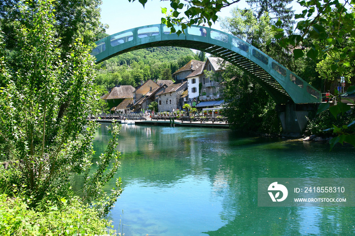 Chanaz au bord du canal de Savières