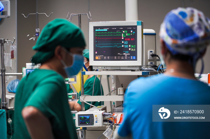 在手术室对患者进行手术期间，使用机器监测生命体征。