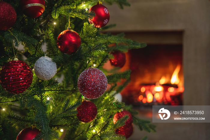 圣诞度假屋背景。温暖舒适的燃烧壁炉和圣诞树装饰