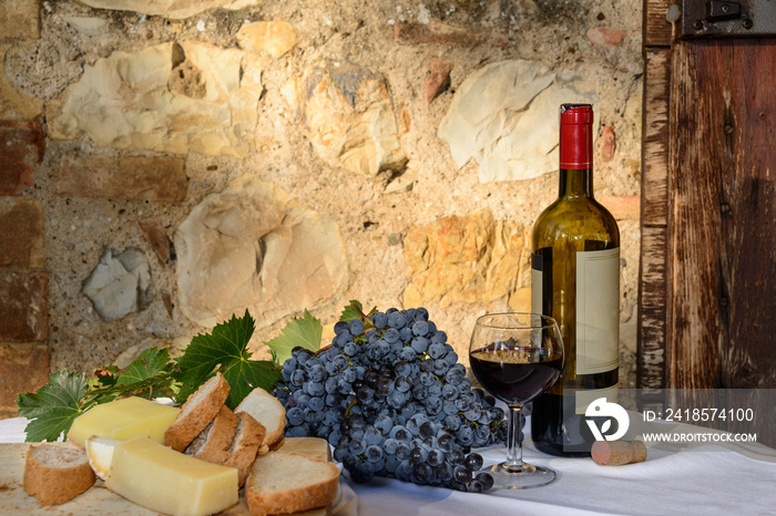 Guter Wein und ein guter Käse Qualitätsmerkmal italienischer Winzer