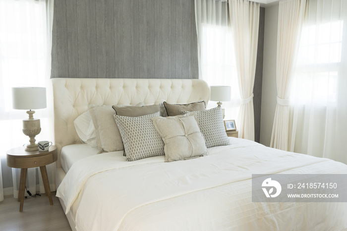 卧室里英国乡村风格床上用品上的白色枕头