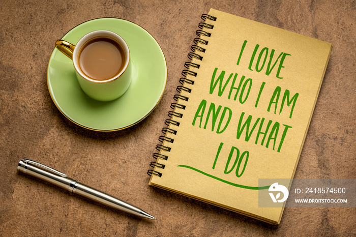 我爱我是谁，爱我所做的事情——一杯咖啡放在螺旋笔记本里的积极肯定的话语